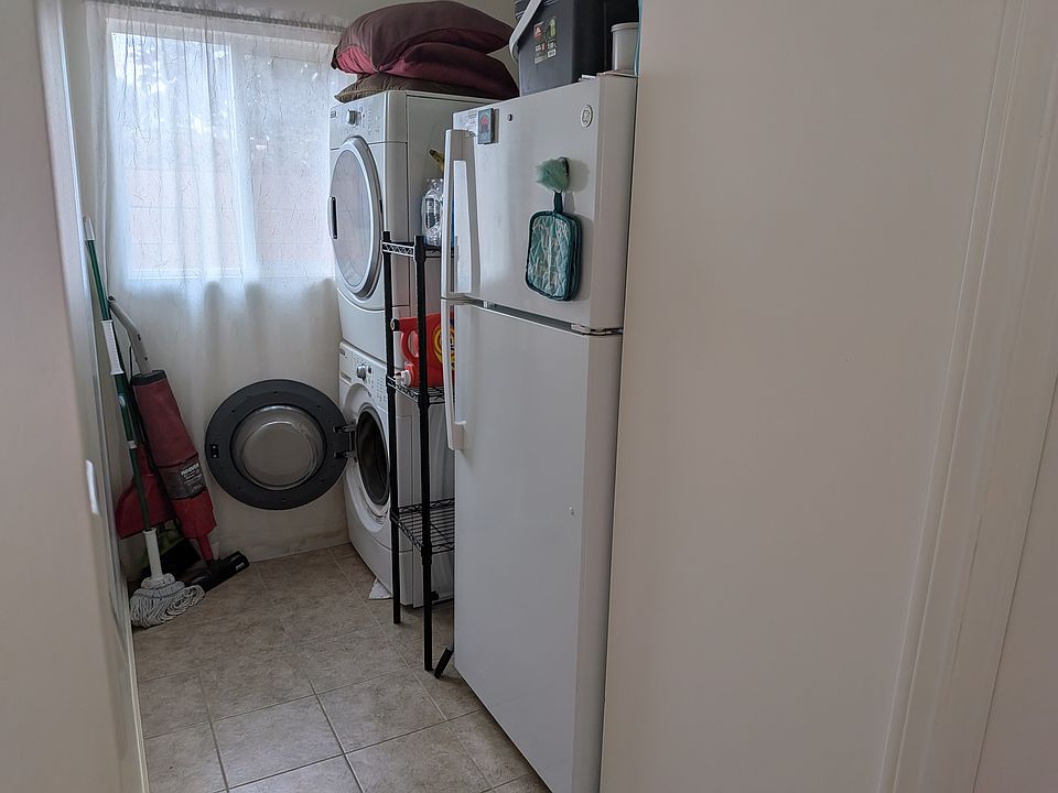 2nd image of 10119 Owensmouth Ave