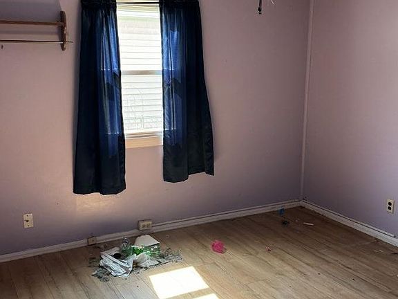 3rd image of 917 Somerset Ave