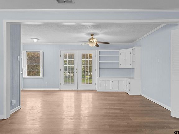 5th image of 2304 Crestwood Dr