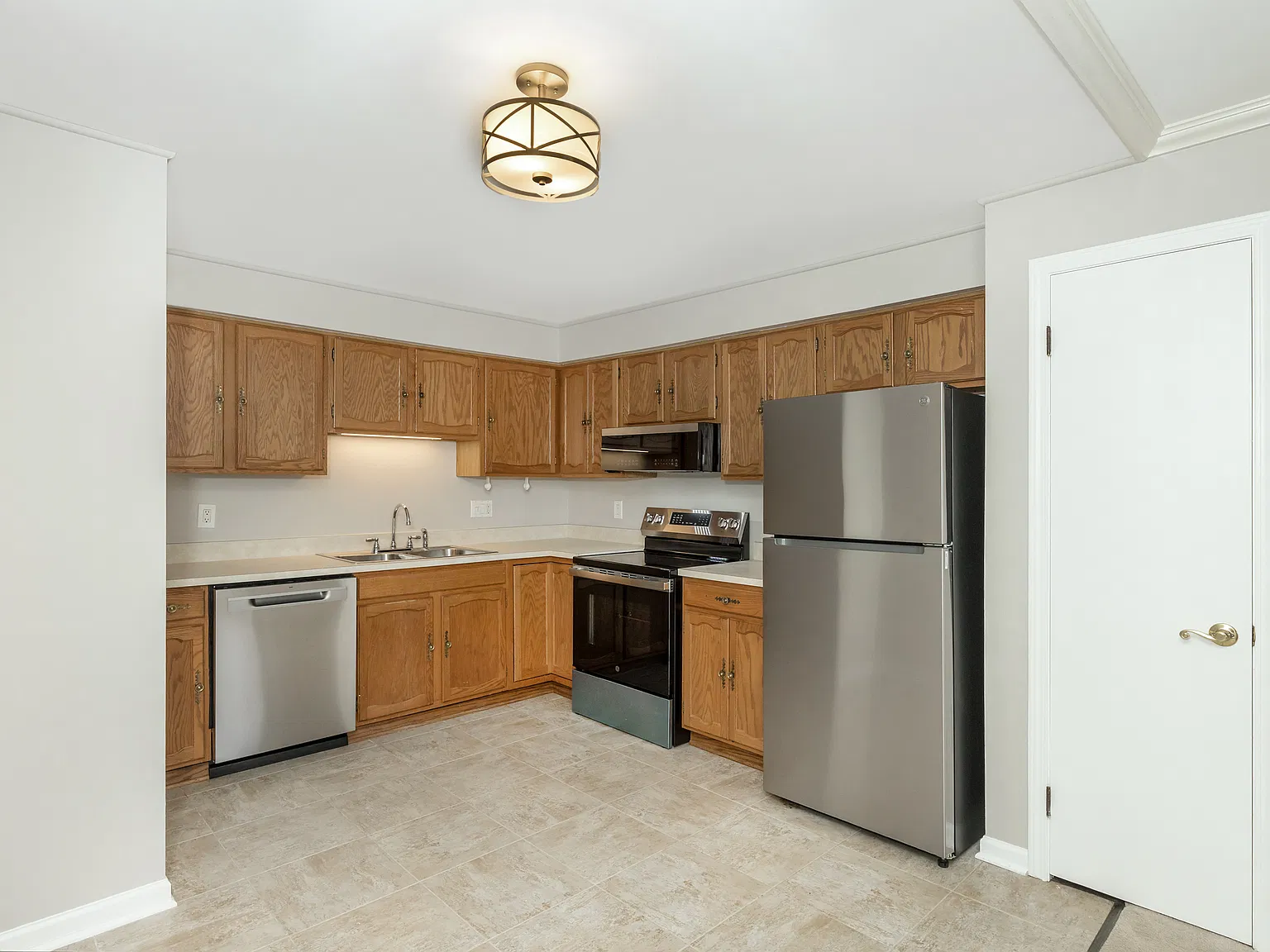 2 bed, 1.5 bath, 898 sqft, $1,500 — Photo 2