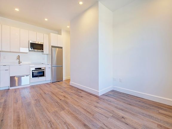 2nd image of 371 Irving Ave #4