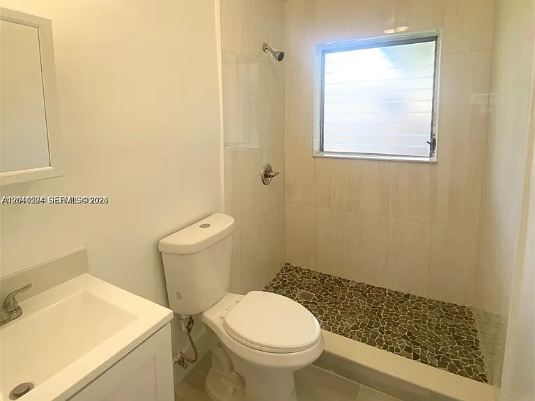 1005 NE 2nd St #1 — Photo 15