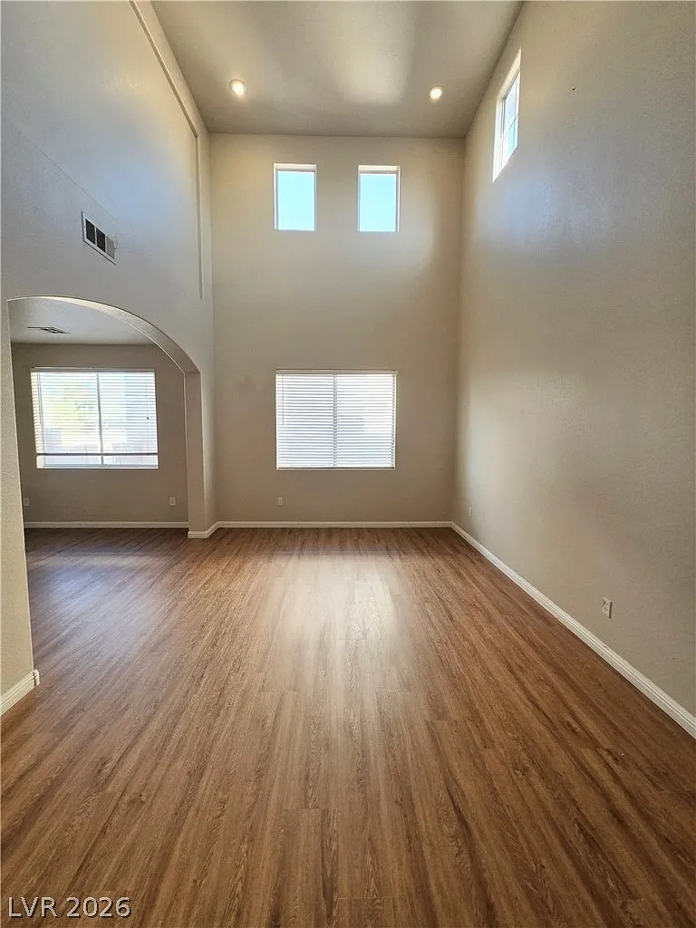 4 bed, 2.5 bath, 2322 sqft, $2,295 — Photo 4