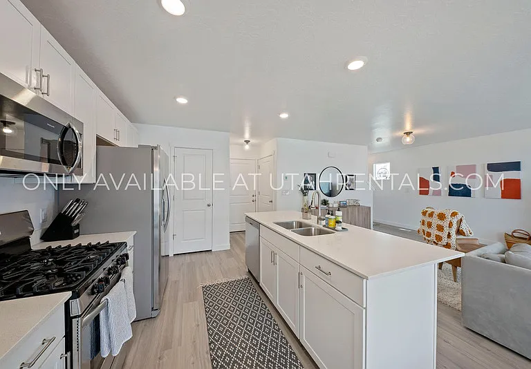 341 N Angus Dr — Photo 12