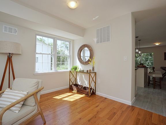 4th image of 41 Gloria Ct