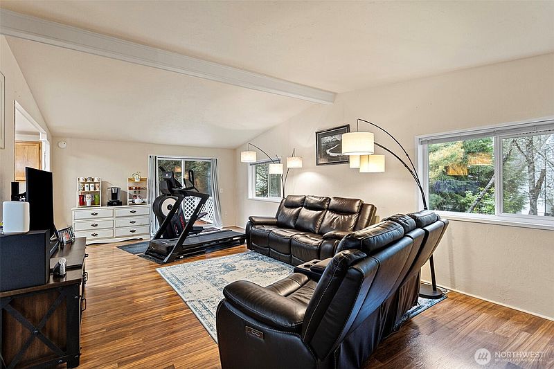 4th image of 10407 206th Avenue NE