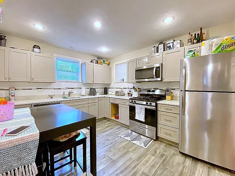 Oversized kitchen with microwave disposal dishwasher and additional laundry room