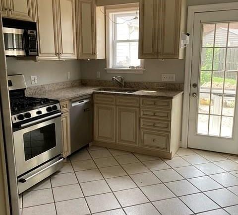 3rd image of 7468 Rupert Ave