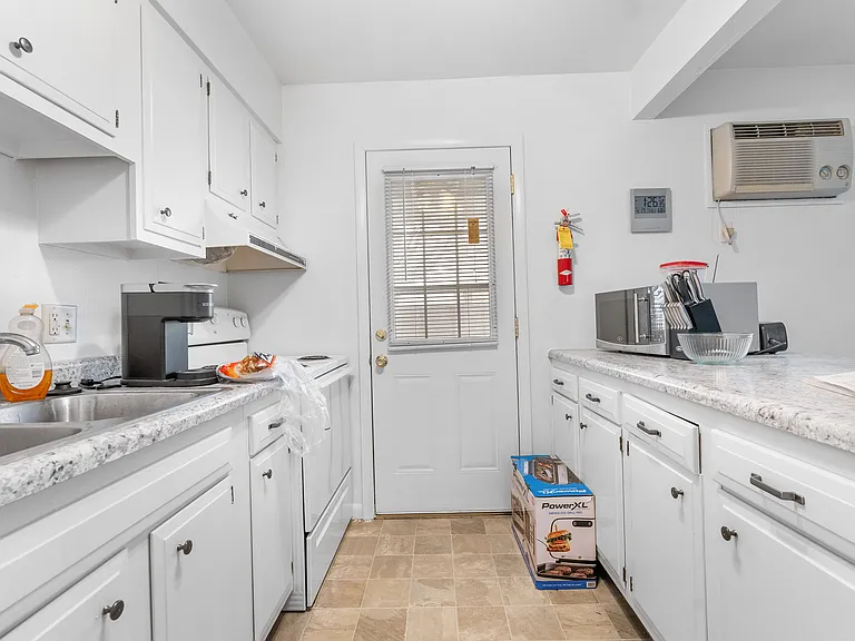 900 W Jefferson Blvd #J — Photo 10