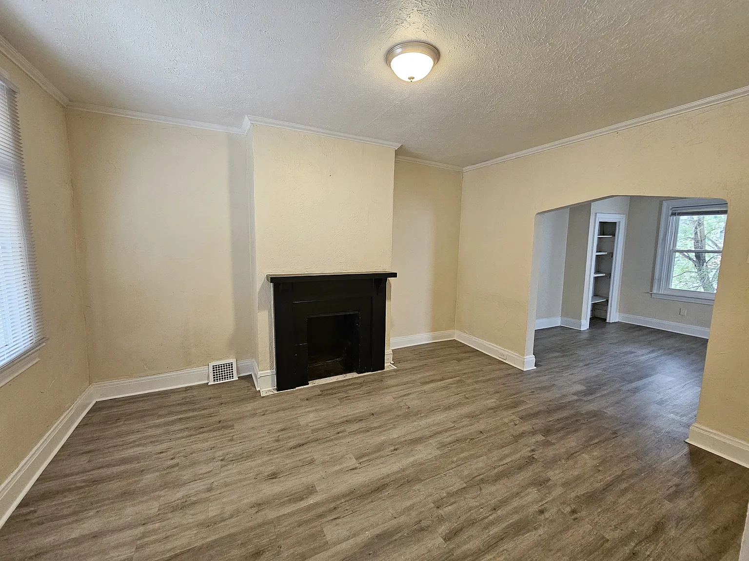 2 bed, 1.5 bath, 1098 sqft, $1,425 — Photo 2