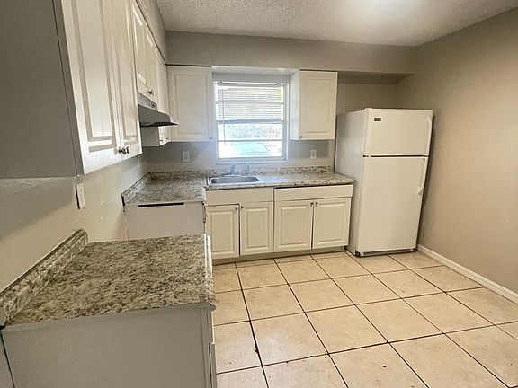 5th image of 1102 Birchwood Ct APT 1