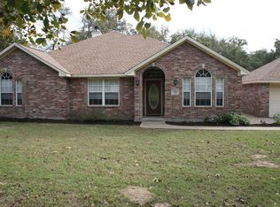 116 Golfview Dr, Hilltop Lakes, TX 77871