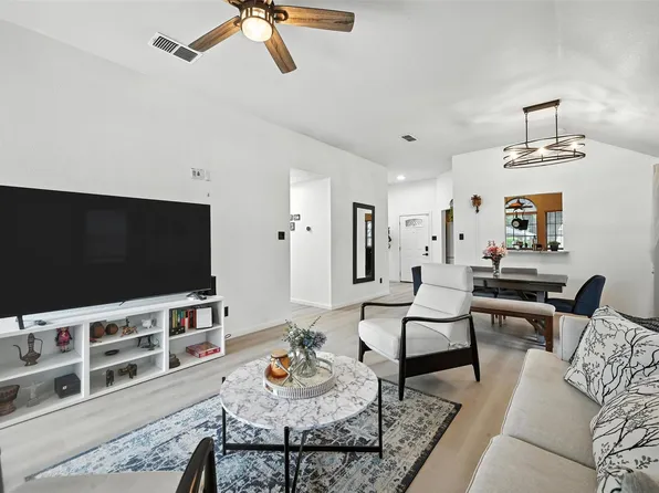 1063 Roundrock Dr, Saginaw, TX 76179