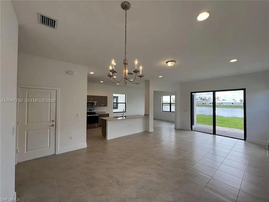 3 bed, 2.5 bath, 1933 sqft, $2,100 — Photo 3