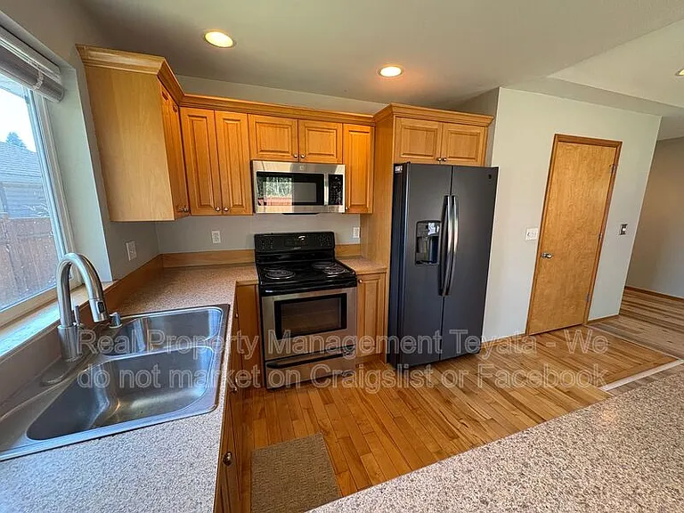 8390 Richmond Park Rd — Photo 5