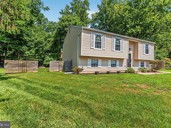 3rd image of 425 Dawn Ct