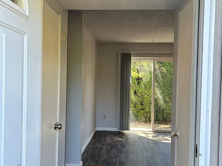 415 18th Ave E — Photo 2