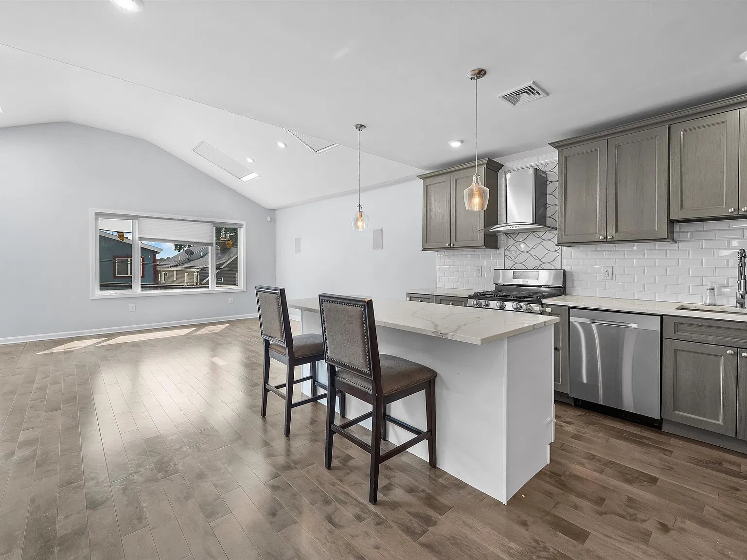 3 bed, 2.0 bath, $3,050 — Photo 3
