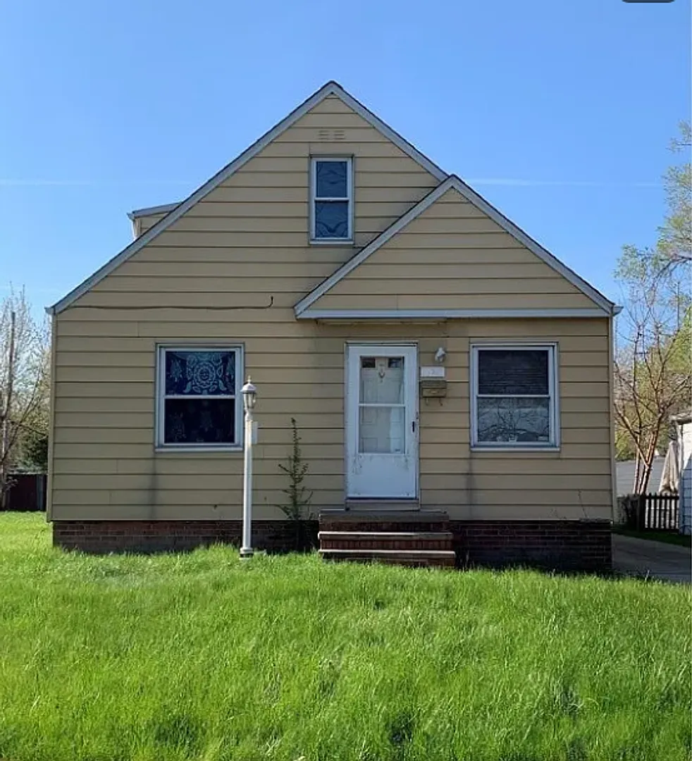 Single Family Home 3 beds 1 bath Available Now! — Photo 1