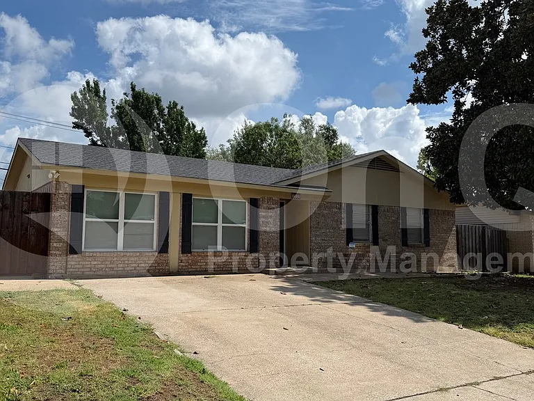 1505 Montclair St — Photo 2