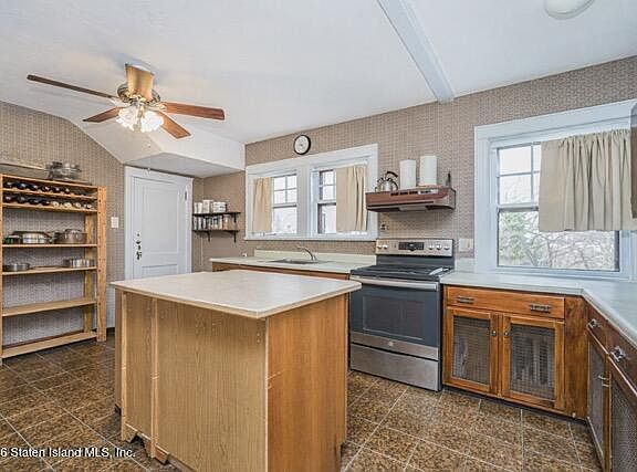 5th image of 27 Fort Hill Cir