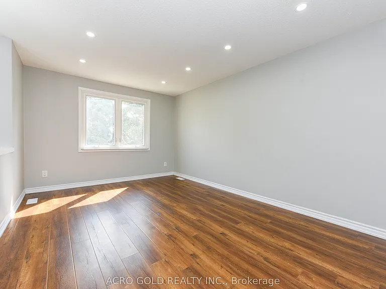 19 Hoskins Sq — Photo 15