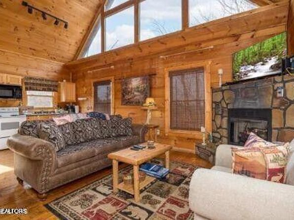 806 Ski View Ln, Pigeon Forge, TN 37876