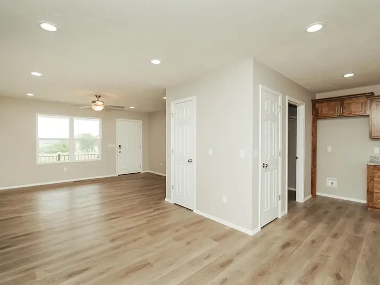 1371 E Macon St — Photo 8