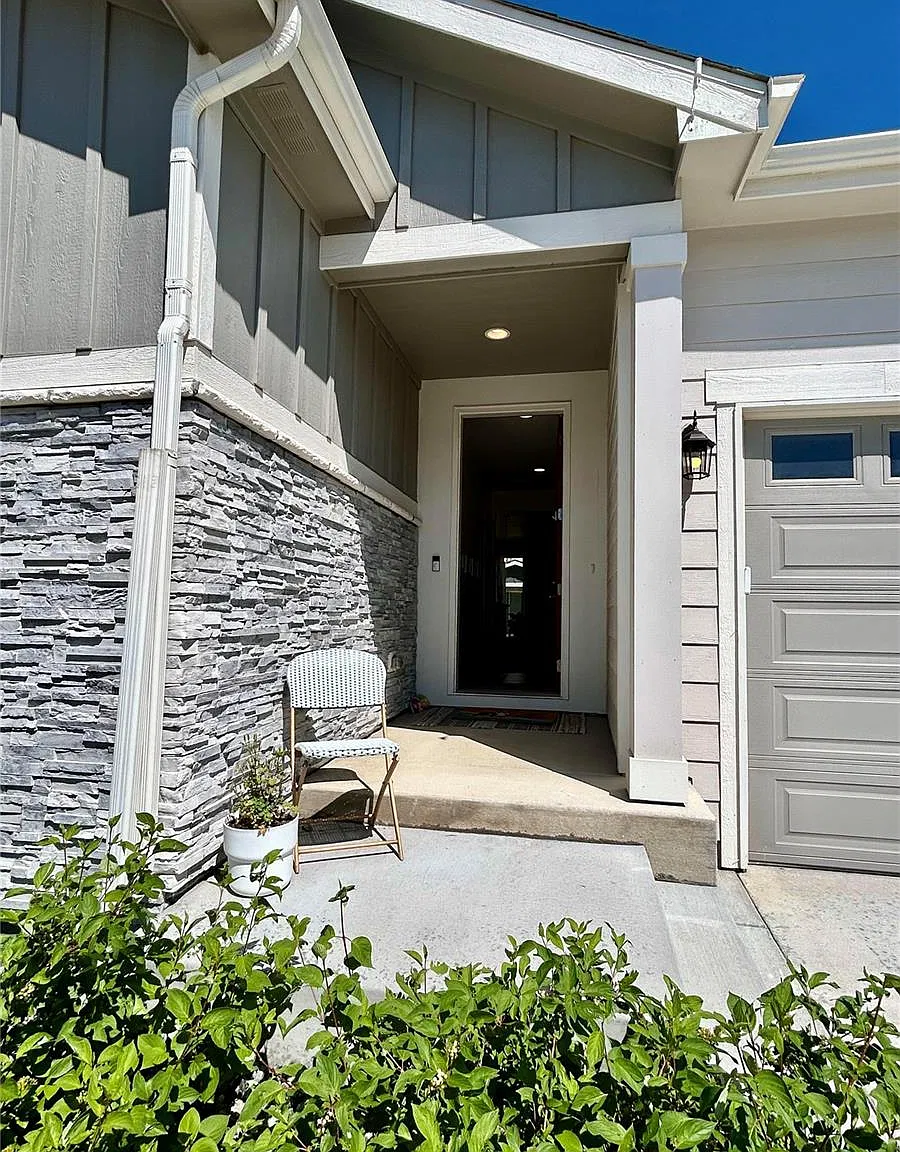 3 bed, 2.0 bath, 1423 sqft, $2,825 — Photo 2