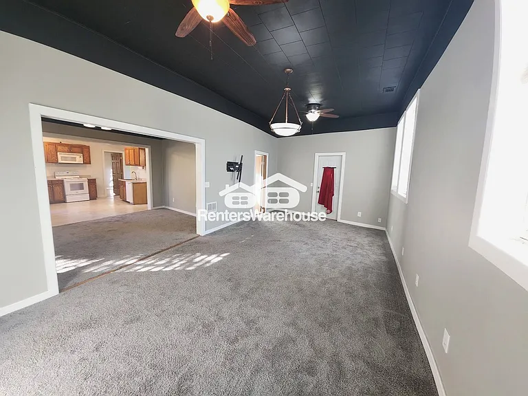 200 N Vine St — Photo 13