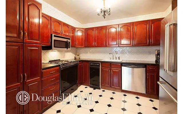 Sold by Douglas Elliman | media 21