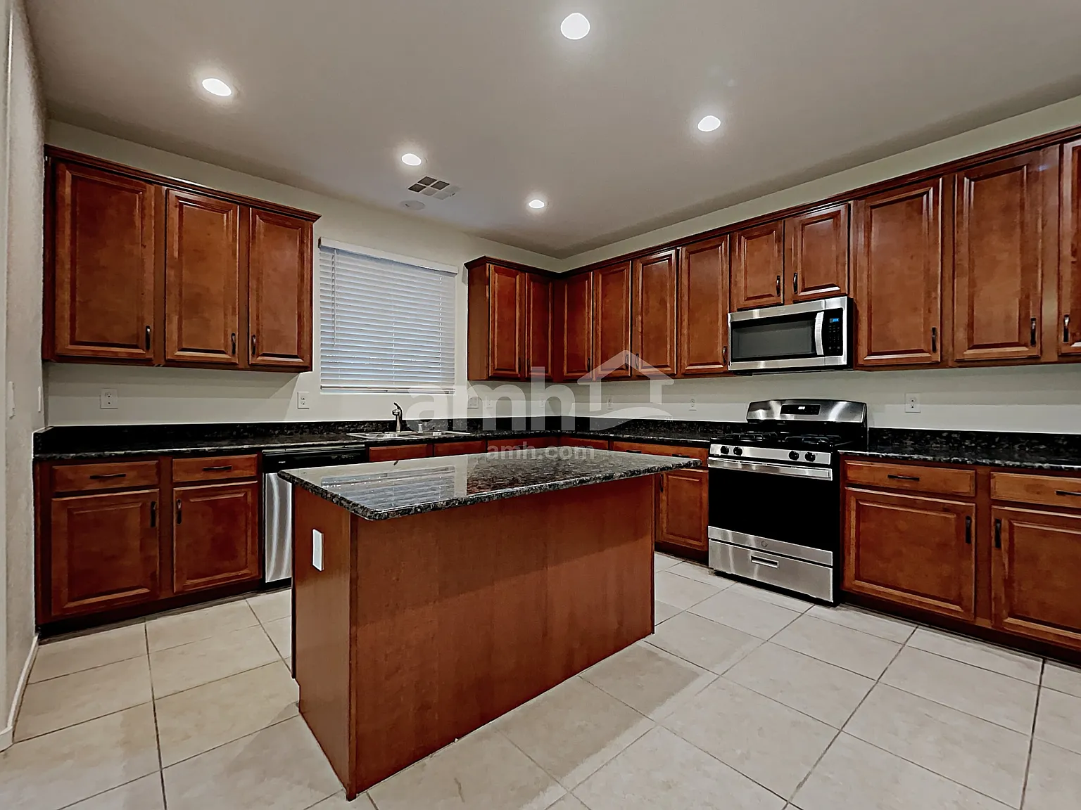 3 bed, 2.5 bath, 1740 sqft, $2,325 — Photo 3