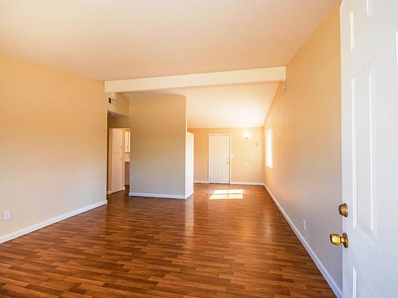 5th image of 6454 Larchmont Dr