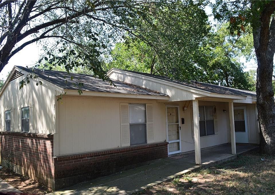 1st image of 702 N Pecan St