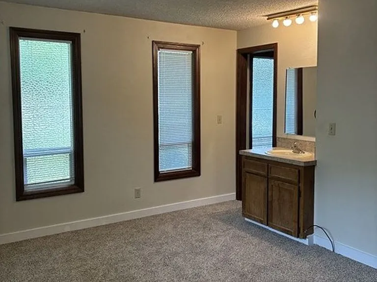 2142 Maplewood Dr S — Photo 13