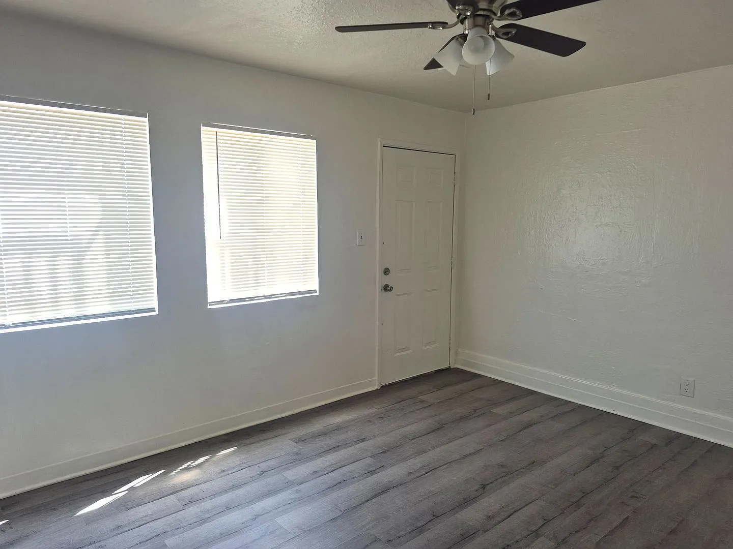 Studio, 1.0 bath, 300 sqft, $1,412 — Photo 2