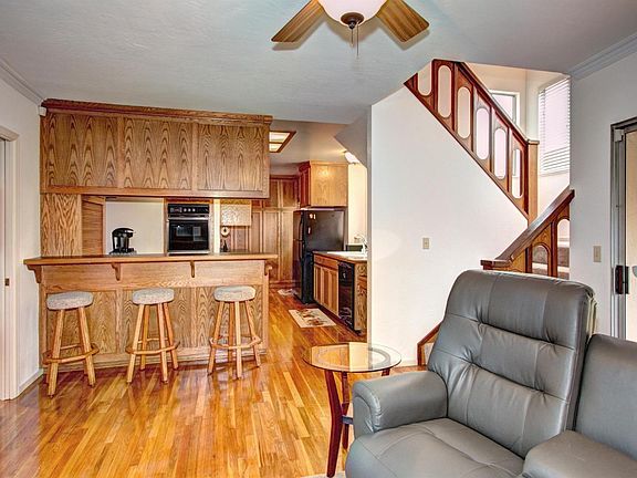 5th image of 1593 Searles Ave