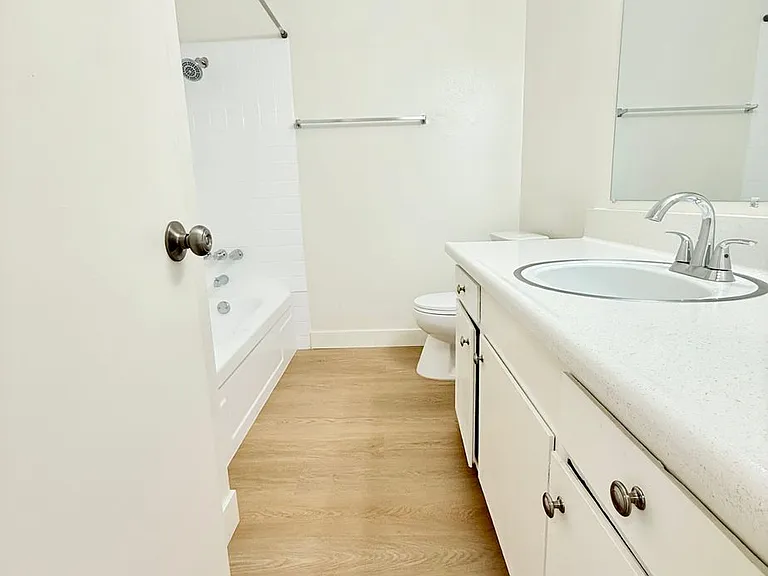 Lynrose Manor Apartments — Photo 34