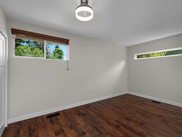 1027 Marion St NE — Photo 7
