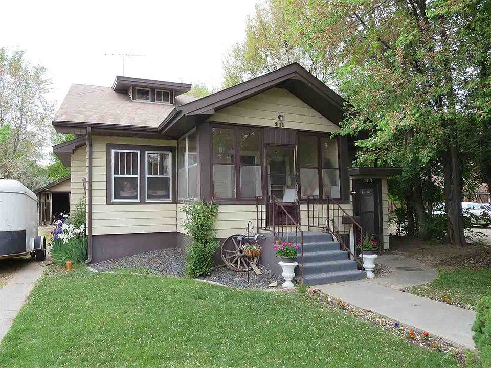 1st image of 211 17th Ave S