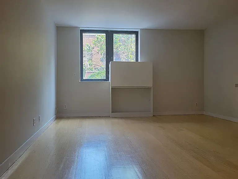 252 E 2nd St #4H — Photo 1