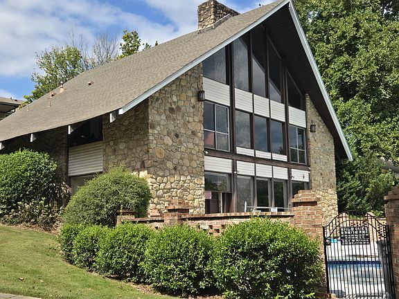 The club house next to the pool.
This is what you see from the private sundeck.