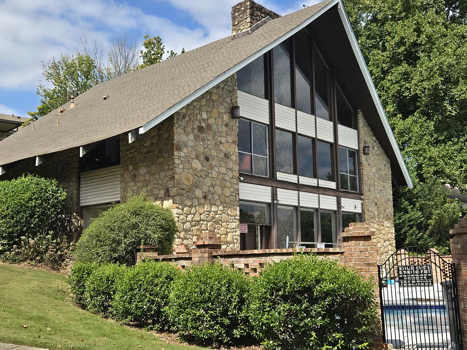 The club house next to the pool.
This is what you see from the private sundeck.