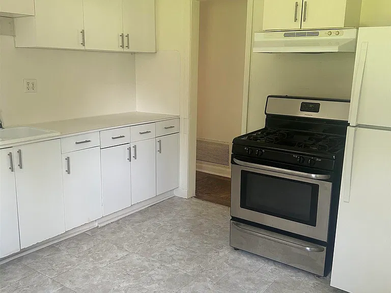 1240 Aberdeen Ave — Photo 3