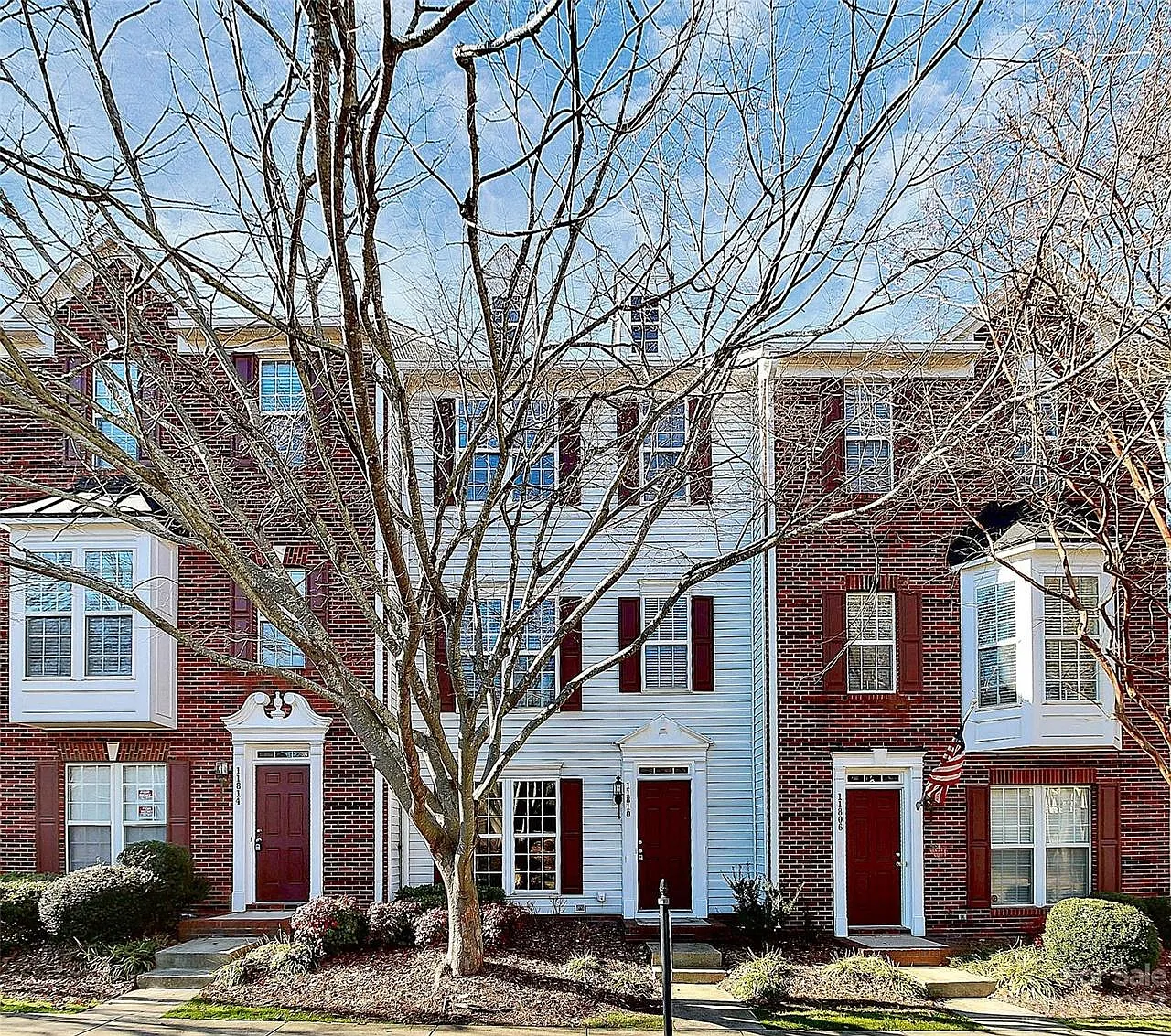 3 bed, 3.5 bath, 1905 sqft, $2,200 — Photo 2