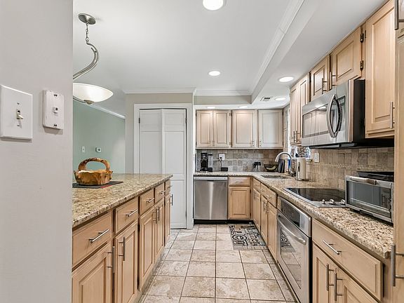 3rd image of 1740 Oakwood Ter APT 14I