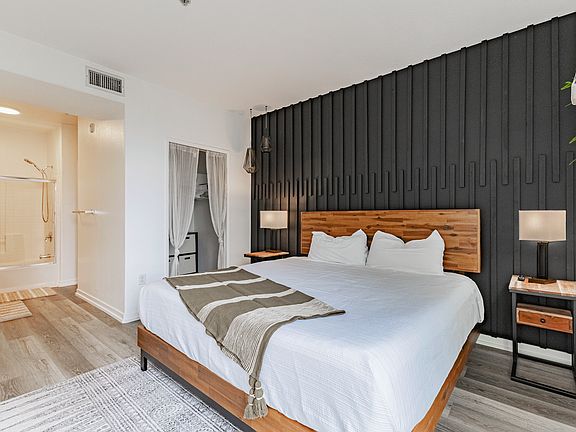 Master bedroom (king bed)