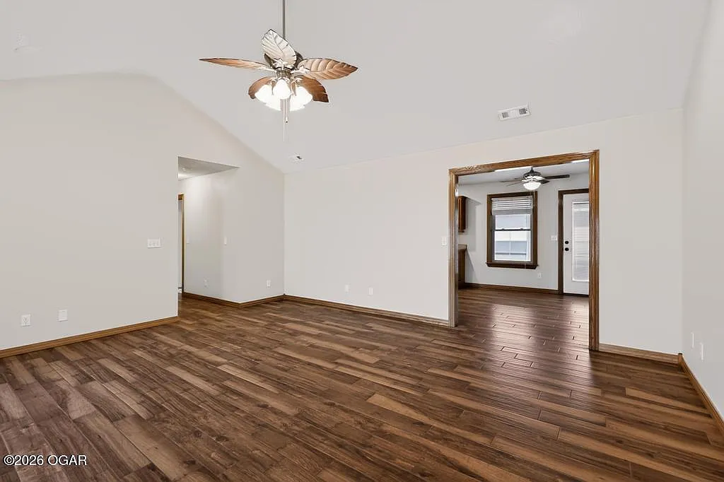 3 bed, 2.0 bath, 1358 sqft, $1,650 — Photo 2