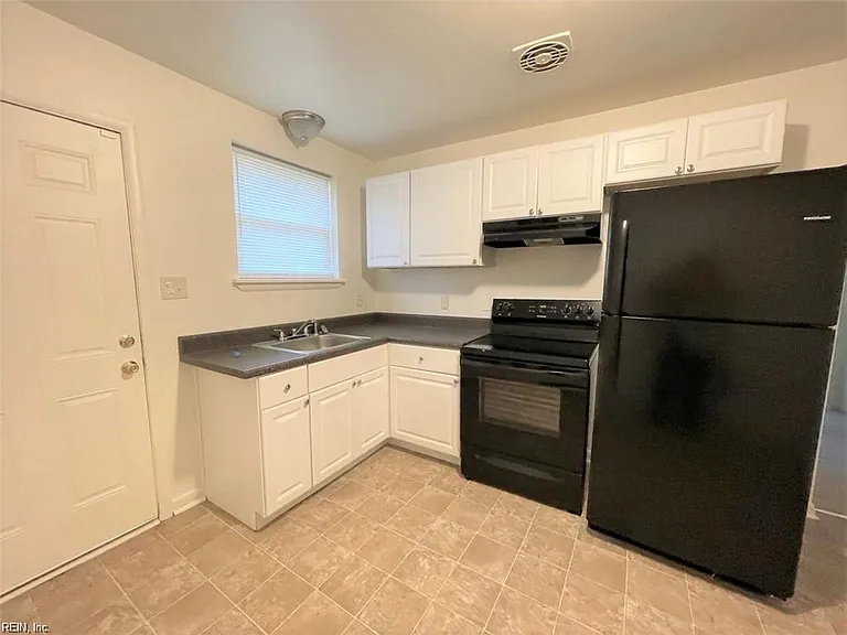 2108 Pond Ln — Photo 4