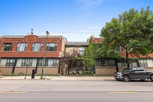 1st image of 2943 N Lincoln Ave APT 212